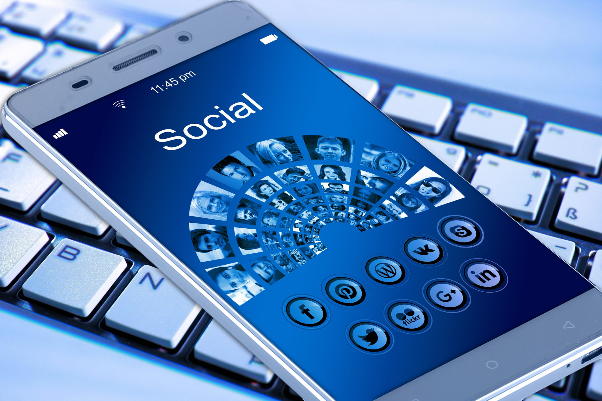Creazione di video social: postazione di montaggio per Reels e video verticali